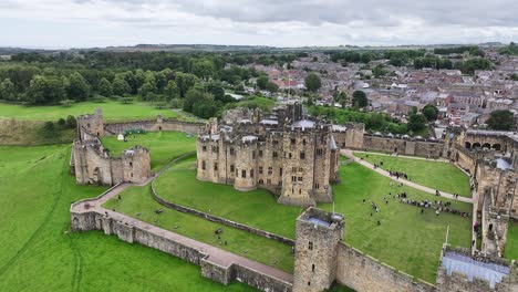 Luftaufnahme-Von-Alnwick-Castle-Und-Der-Mittelalterlichen-Stadt,-England,-Großbritannien,-Alte-Mauern-Und-Palast,-Drohnenaufnahme-60 fps
