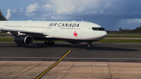 Vista-Frontal-única-Del-Avión-De-Air-Canada-Rodando-Hasta-El-área-De-Estacionamiento-Del-Aeropuerto-De-La-Puerta-De-La-Terminal-De-Roma-Fiumicino,-Italia