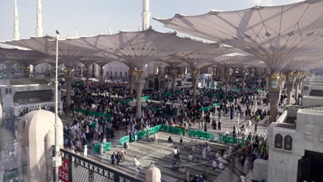 Pilgrims-At-The-Courtyard-Of-Al-Masjid-An-Nabawī-In-Medina,-Saudi-Arabia