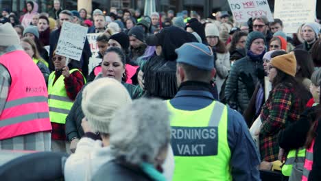 Linnea-Claeson-Abraza-A-Otra-Activista-Entre-La-Multitud-En-Una-Manifestación-Por-Los-Derechos-De-Las-Mujeres.