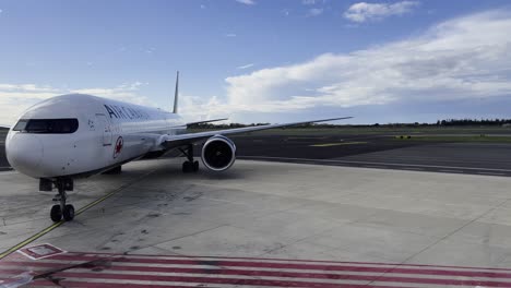 Nahaufnahme-Der-Ankunft-Des-Gelandeten-Flugzeugs-Von-Air-Canada,-Das-Zum-Gate-Des-Flughafenterminals-Zum-Parkplatz-Auf-Dem-Rollfeld-Rollt