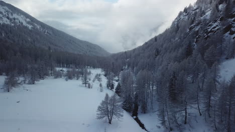 Luftaufnahme-Einer-Malerischen,-Gefrorenen-Berglandschaft-Im-Winter