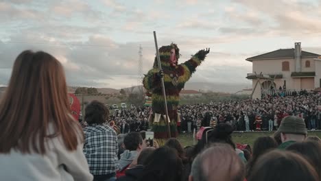 Careto-Gigante-Domina-El-Desfile-Folclórico-En-Podence,-Portugal