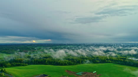 Toma-De-Drones-De-Un-Impresionante-Campo-Boscoso-Con-Nubes-Bajas-Y-Un-Cielo-Nublado.