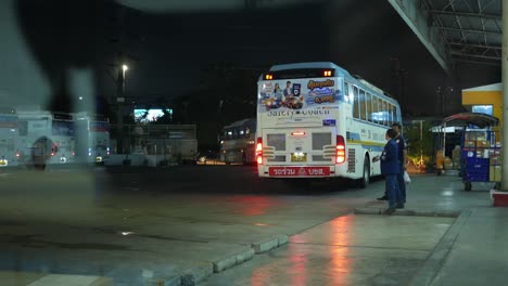 El-Transporte-Público-Recién-Llegado-Está-Estacionando-En-El-Carril-Bus-En-Una-Terminal-De-Un-Popular-Destino-Turístico-En-Una-Ciudad-Del-Sudeste-Asiático