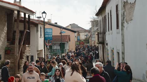 Concurrida-Calle-Principal-En-El-Carnaval-De-Podence,-Portugal