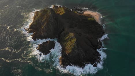 Drohne-Fliegt-Bei-Sonnenaufgang-Zur-Insel-Moku-Nui-Auf-Oahu-In-Hawaii