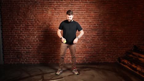 El-Hombre-Cambia-De-Posición-De-Pie-Y-Continúa-Lanzando-Y-Atrapando-Una-Pelota-De-Tenis