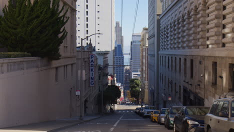 Ein-Blick-Auf-Eine-Abschüssige-Straße-Mit-Geparkten-Fahrzeugen-An-Der-Seite-In-San-Francisco,-Kalifornien,-USA