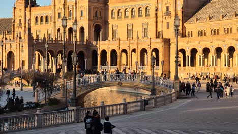 Plaza-De-Espana-Bei-Sonnenuntergang-Mit-Herumlaufenden-Menschen,-Sevilla,-Spanien