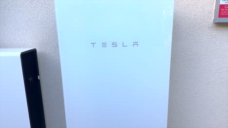 Sistema-De-Batería-Integrado-Tesla-Powerwall-Que-Almacena-Energía-Solar-Para-Protección-De-Respaldo