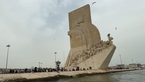 Blick-Auf-Den-Padrao-Dos-Descobrimentos-Vom-Fluss-Aus