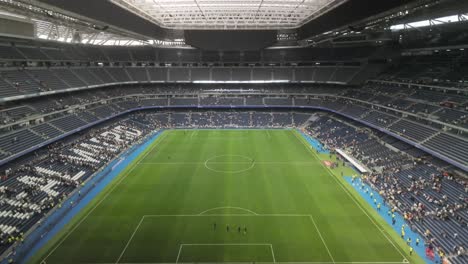 Panorámica-De-Izquierda-A-Derecha-Estableciendo-Una-Toma-Del-Estadio-Del-Real-Madrid-Durante-El-Partido-Clásico-De-Fútbol-Corazon-Real-Madrid-Legends-Vs-Oporto-Vintage-En-Marzo-De-2024-Durante-El-Receso-Del-Partido