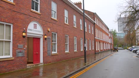 Rote-Backsteinfassade-Eines-Typischen-Gebäudes-Während-Der-Regenzeit-In-Manchester,-England,-Großbritannien