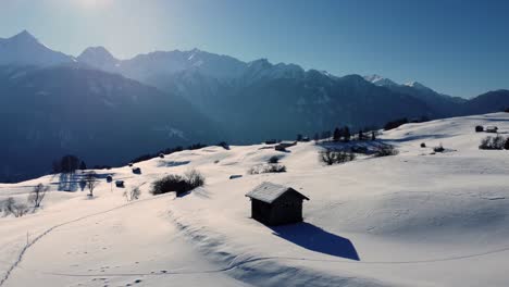 Pequeña-Cabaña-Alpina-De-Madera-En-El-Paisaje-Rural-Invernal-De-Los-Alpes-Austriacos,-Aérea