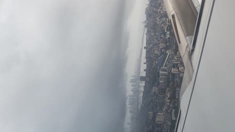 Wolken-Und-Himmel-Durch-Das-Fenster-Eines-Flugzeugs-Gesehen