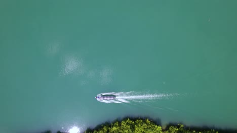 Drohnenflug-über-Einem-Boot-Am-Komansee,-Einem-Stausee-Am-Fluss-Drin-Im-Norden-Albaniens