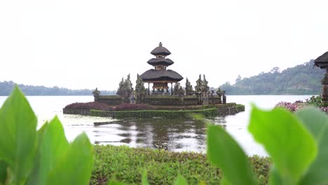 Beautiful-view-of-the-Ulun-Danu-Beratan-Bedugul-Temple-complex,-a-temple-located-on-Lake-Beratan,-Bali