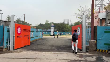 Puerta-De-La-Estación-De-Metro-Submarina-East-West-Kolkata-En-Esplanade,-Kolkata