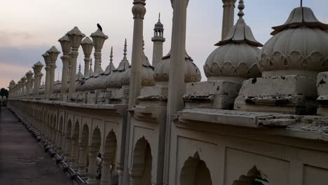 Hoch-Aufragende-Minarette-Der-Asaf-Moschee-In-Der-Nähe-Des-Historischen-Muslimischen-Komplexes-Bara-Imambara