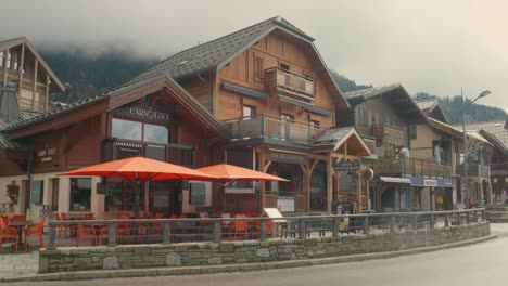 Das-Normalerweise-Schneebedeckte-Stadtzentrum-Von-Les-Carroz-In-Den-Französischen-Alpen