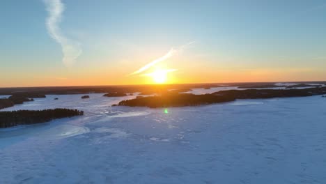 Volando-Hacia-La-Puesta-De-Sol-Sobre-Un-Lago-Congelado-En-Invierno