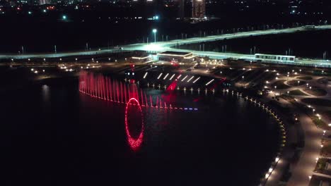 Establishing-Shots-Gehen-Zur-Seite,-Wo-Viele-Verschiedene-Arten-Von-Springbrunnenshows-Stattfinden,-Zusammen-Mit-Lasersägen-Und-Leuten,-Die-Zuschauen