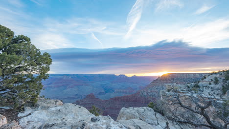 Ein-Schneller-Sonnenaufgang,-Der-Hinter-Morgenwolken-über-Dem-Grand-Canyon-Verschwindet