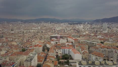 Vista-Aérea-De-Drones-Sobre-Edificios-De-Techo-Rojo-En-El-Centro-De-Marsella,-Francia,-De-Derecha-A-Izquierda,-Día-Nublado