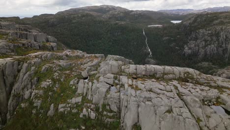 Großer-Wald-In-Den-Bergen-Mit-Einem-Wasserfall-Zwischen-Den-Bäumen,-Norwegen,-Drohne,-Europa