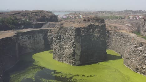 Al-Establecer-Tomas,-La-Cámara-Del-Dron-Muestra-Muchos-Tipos-Diferentes-De-Aves-Y-Mucha-Agua-De-Río.