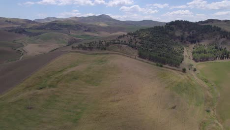 Aerial-trucking-shot-of-the-volcanic-hills-of-Sicily,-Italy