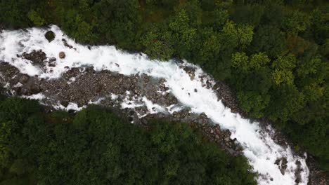 Gran-Río-De-Montaña-En-El-Bosque-Desde-Arriba,-Noruega,-Naturaleza,-Drone