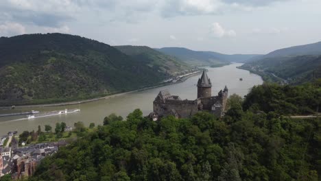 Castillo-De-Stahleck-Con-Vistas-Al-Tráfico-De-Barcos-En-El-Río-Rin,-Vista-De-Drones