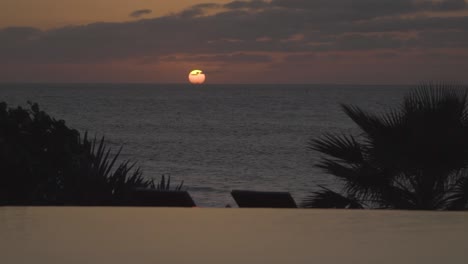 Hotel-Am-Meer-Und-Infinity-Pool,-Zeitraffer-Bei-Sonnenuntergang-In-Mexiko