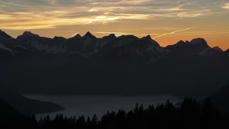 El-Crepúsculo-Desciende-Sobre-Los-Serenos-Picos-De-Amden-Con-Un-Resplandor-De-Puesta-De-Sol-En-Glarus,-Suiza,-Tranquilo-Y-Vasto