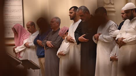Fieles-Realizando-La-Oración-Taraweeh-Durante-El-Ramadán-2024-En-Una-Mezquita-En-Sharjah,-Emiratos-Árabes-Unidos.