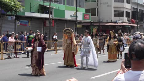 Actores-Caminando-Durante-La-Recreación-De-La-Crucifixión-El-Viernes-Santo.