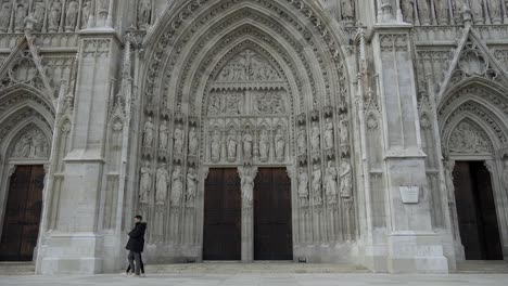 Toma-Estática-De-La-Puerta-Alta,-Entrada-Principal-Del-Castillo-Medieval-En-Viena,-Austria