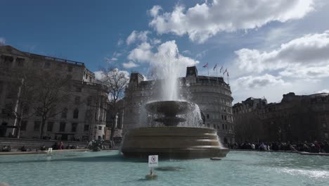 Brunnen-Am-Trafalgar-Square-Mit-Dem-Großen-Gebäude-Im-Hintergrund