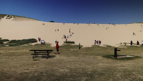 Sleeping-Bear-Sand-Dunes-National-Lakeshore-Dünenbesteigung-Mit-Menschen,-Die-Auf-Den-Dünen-Laufen-Und-Gimbal-Video,-Das-An-Autos-Vorbeigeht