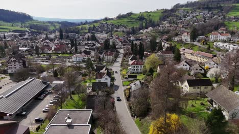 Wald,-Suiza-Con-Zonas-Residenciales-Y-Colinas-Verdes-En-Primavera,-Vista-Aérea