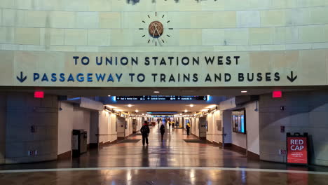 La-Gente-Camina-Dentro-De-Union-Station-Los-Ángeles,-EE.UU.-Paso-A-Trenes-Y-Autobuses-Amplio-Hall-Hito-De-Transporte-Americano