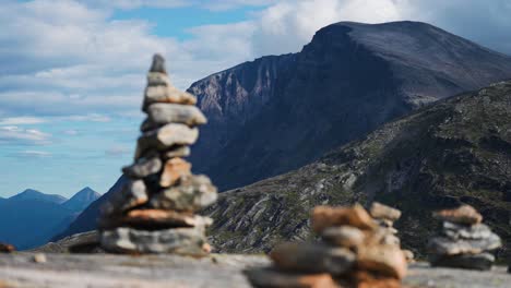 Mojones-De-Piedra-Están-Dispuestos-Sobre-Las-Rocas