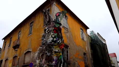 Imagen-Inclinada-Hacia-Abajo-Del-Arte-De-Medio-Conejo-En-La-Intersección-De-Un-Antiguo-Edificio-Amarillo-En-Vila-Nova-De-Gaia.