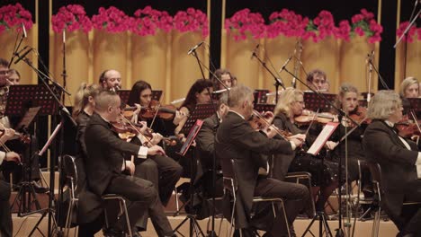 Vista-Panorámica-De-La-Banda-Sinfónica-De-La-Orquesta,-Conjunto-Interpretando-ópera-Italiana-En-El-Escenario-Del-Salón-Conmemorativo-Sun-Yet-Sen