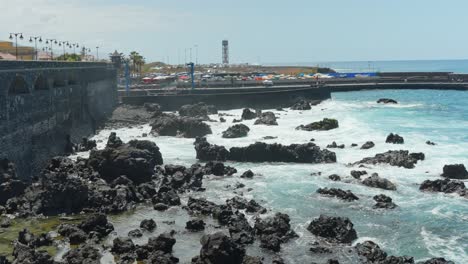 Puerto-De-La-Cruz:-Meereswellen-Brechen-In-Felsen-An-Historischer-Touristenattraktion