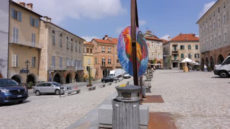 Plaza-Central-De-Mondovì-Con-Coloridas-Ilustraciones-De-Gallos