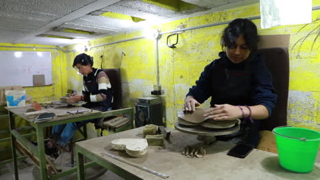 Artesanas-Mexicanas-Haciendo-Hermosas-Figuras-De-Barro