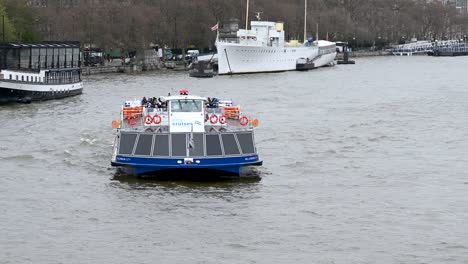 Stadtrundfahrten-Mit-Dem-Hornblower-Unter-Der-Waterloo-Bridge,-London,-Großbritannien